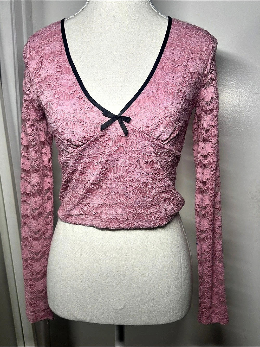 Madden Girl Pink Lace Long Sleeve Crop Top with Bow Pink & Black Small